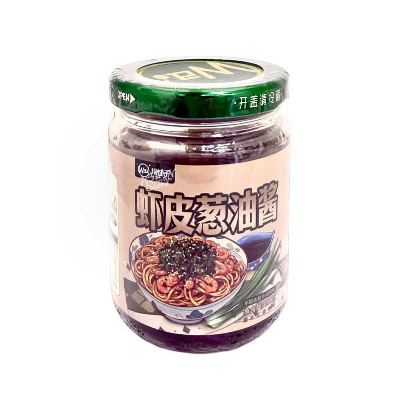 じっくり炒めた香ばしい長ネギの風味が香るオイルベースの万能調味料です。 干しエビ（蝦皮）の旨味が効いているため、ごはんや麺、茹で野菜などにかけるだけ・和えるだけで料理の味が決まります。 【商品名】Chuan Wa Zi 干しエビ入りネギ油ソース／川娃子 蝦皮葱油醤 【原材料】植物油脂、醤油、葱、水、砂糖、食塩、干しエビ/調味料（アミノ酸等）、甘味料（スクラロース）、着色料（カラメル）、香料（一部に大豆、小麦、えび等を含む） 【内容量】200g 【原産地】中国 【賞味期限】商品画像記載の賞味期限と現物は異なる場合がございます ※予告なくパッケージデザインが変更される場合があります