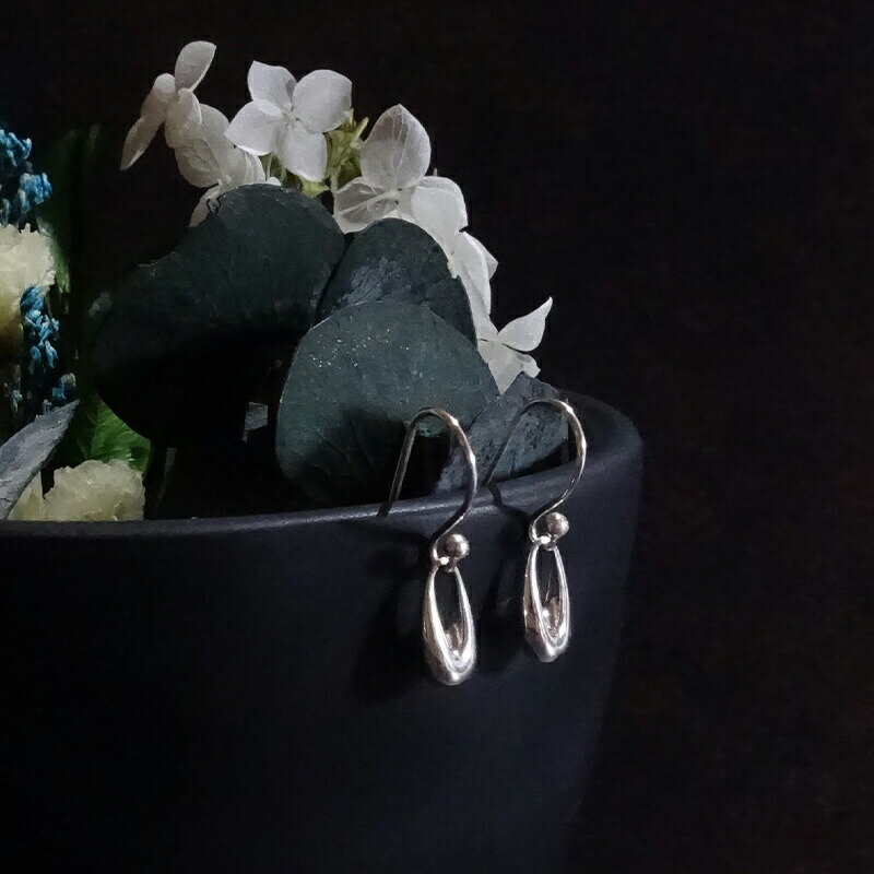 【半額!!楽天スーパーSALE】ピアス 揺れる ぷっくりドロップ フック しずく型 金属アレルギー対応 レディース シルバー925 アクセサリー ジュエリー ク...