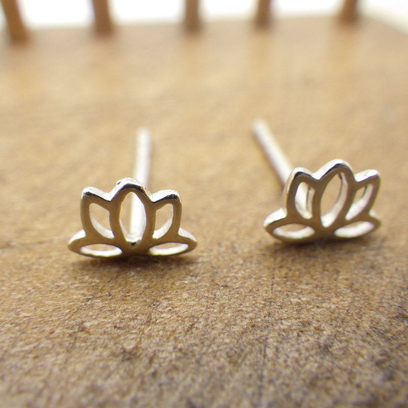 シルバー925 ピアス ミニ ロータス 蓮の花 金属アレルギー対応 レディース 小さい 睡蓮花 フラワー アクセサリー ジュエリー スタッド クリスマス プレゼント