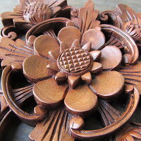 花の木彫りの壁掛けウッドレリーフ18.5X19マホガニ材タイプD