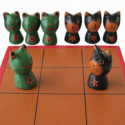 カワイイ猫とカエルのチェスです。 〇×と同じで一列揃った方が勝ちです。 暇つぶしにいかがでしょうか？ ネコ5匹、カエル5匹、ボードのセットとなります。 ←左側3枚の画像はクリックすると拡大できます。 ■サイズ　ボード幅約13.5cmX奥行き...