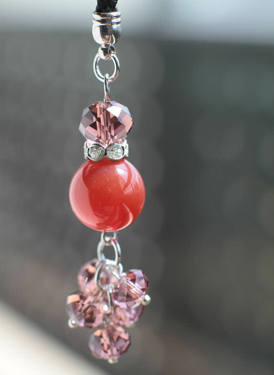 AsianZakka（アジアンザッカ）の【iPhone,iPad&スマホ等対応可になるパーツプレゼント！！】【スカーレットストーン】☆天然石（メノウ）とクリスタルのきらきらカラフル携帯ストラップ 全12色 ストーン☆iPhone8 8 plus 7 7Plus 6s 6sPlus se android｜アングル2