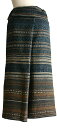【素材】手織りコットン100% 【色】天然草木染め 【丈（実寸）】82cmぐらい 【筒周り（実寸）】116cmぐらい海南島の黎族（Li）のアンティーク筒型スカート。非常に緻密で複雑な文様を織り込んだ芸術的な布です。織りの技法だけでなく伝統的な天然草木染めの技法にもよく通じており、Liの布は古来より中国でもその美しさがよく知られていたようですが、最近の海南島経済特区政策による近代化の波は否応なくLiの生活文化を変質させつつあります。また、Li はいくつかのグループに分けられますが、特徴的なことはグループによってスカート丈の長さが顕著に異なることです。非常に丈の短いミニスカートからロングスカートまでそれぞれのグループによって分かれているようです。 布を手にとってびっくりするのはその複雑さと美しさです。しっかりとした緻密な織りと優しい天然草木染めの美しさは固唾を呑むほどです。1950年代の作品だと言われています。この時代のものでここまで完全な状態で残っているものも最近は非常に稀になっています。保存状態は非常に良好です。スカートとして使うのは現在では勿体ないほどの作品ですので、インテリアとして使うか、コレクション用としてお勧めいたします。