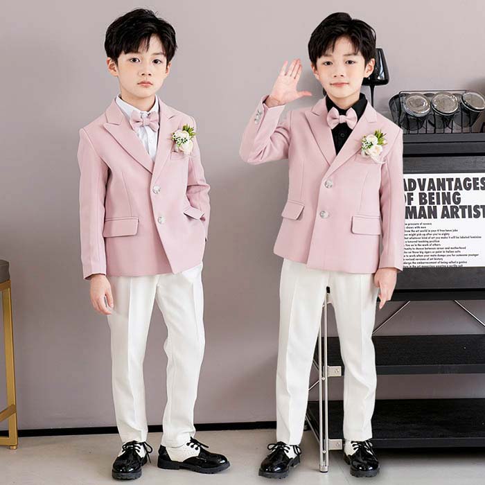 Rakuten - キッズスーツ 紳士服 礼服 結婚式 卒業式 男の子 スーツセット ピンク フォーマル スーツ 子供服 ジュニア キッズ 小学生 入学式 スーツ ジャケット パンツ シャツ 蝶ネクタイ 無地 おしゃれ 入学式スーツ 発表会 文化祭 通学 面接 お受験 キッズ 七五三 司会者 ステージ衣装