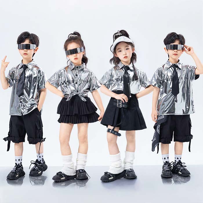 Rakuten - キッズ ダンス衣装 ジャズダンス ヒップホップ シルバー 女の子 男の子 光沢感 半袖 シャツ ミニスカート ショートパンツ ネクタイ ロボット風 銀色 スカート 短パン k-pop 可愛い カッコイイ ステージ衣装 チーム サイバーパンク 発表会 Y2K hiphop JAZZ 応援団 110~180