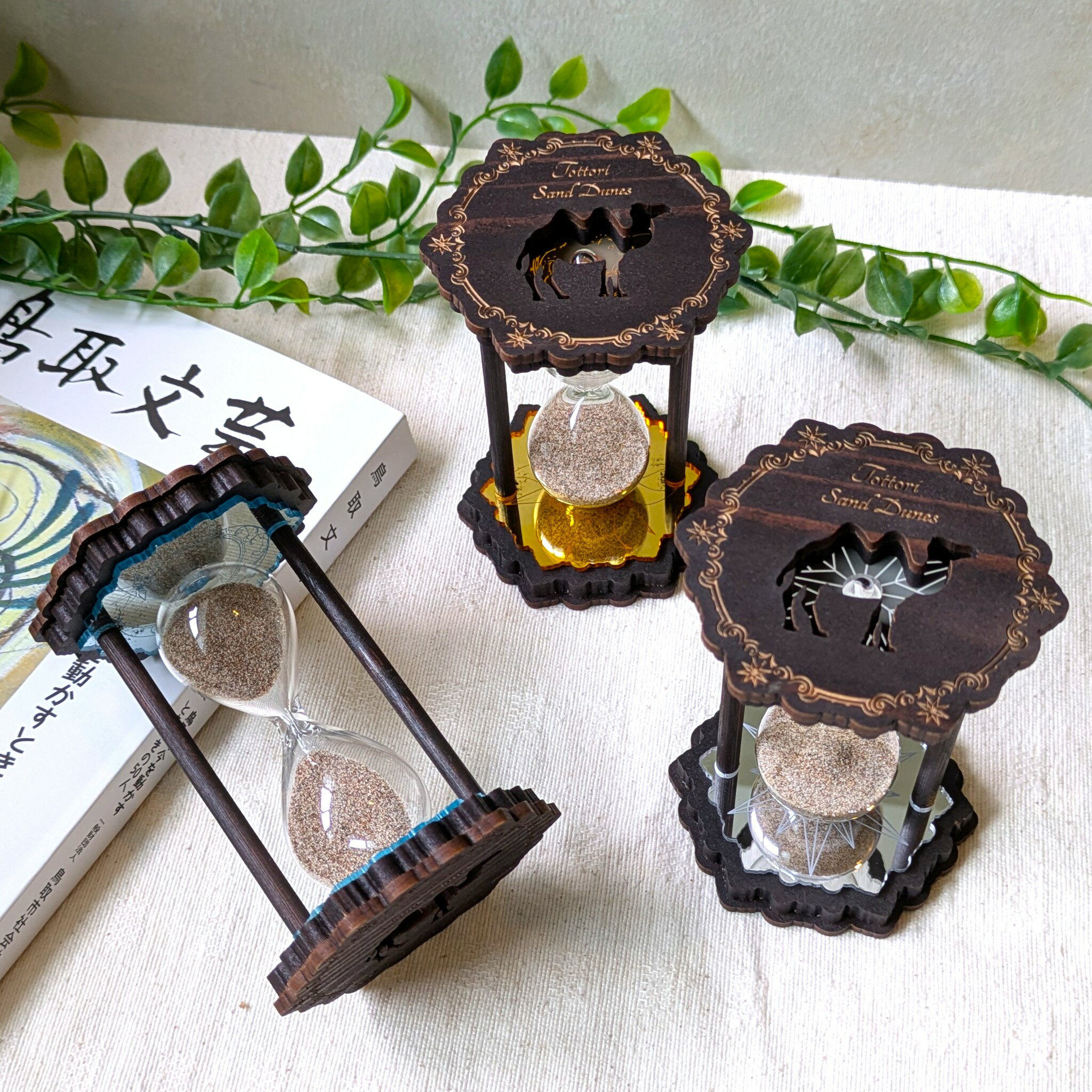 楽天スーパーSALE10%off【鳥取砂丘の砂時計】 日本製 国産 木製 智頭杉 手作り オリジナル インテリア ギフト らくだ 置物 風水 プレゼント 飾り ...