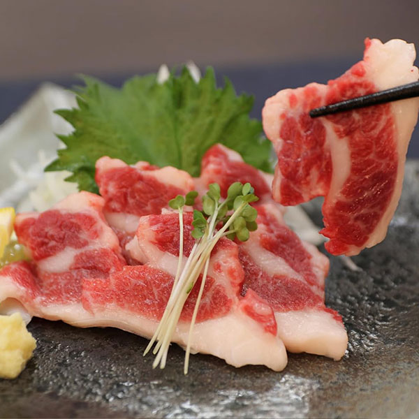 【桜馬】カルビ180g 馬肉 馬刺し 新鮮 生食用 赤身 人気部位 小袋醤油付き お取り寄せグルメ 衛生管理国際認証取得 新鮮馬刺し 真空小分けパック 専門店 阿蘇牧場
