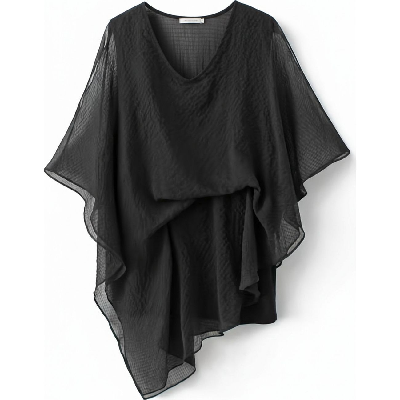 説明【商品紹介】◆[M] バスト:105 着丈:57 / [L] バスト:110 着丈:58 / [XL] バスト:115 着丈:59 / [2XL] バスト:120 着丈:60◆【洗練されたフレンチデザイン】透け感のあるシフォン素材と、ゆったりとしたドレープが美しいフレンチスタイルのトップスです。ブラックの落ち着いた色合いが、シンプルながらも高級感を演出。どんなボトムスとも相性が良く、日常のコーディネートを格上げしてくれる、この夏欠かせないトレンド感溢れる一着です。◆【体型カバー&華奢見え効果】ボディラインを拾わないワイドなシルエット設計により、気になる二の腕やウエスト周りを自然にカバーします。落ち感のある生地が縦のラインを強調し、着るだけでスッキリとした「痩せ見え」を実現。涼しげな素材は、暑い日でも蒸れにくく、快適な着心地を長時間キープすることが可能です。◆【驚くほど軽く、夏でも涼しい】軽やかで通気性に優れたシフォン生地を採用しており、まるで空気を纏っているかのような軽快な着心地です。耐熱性に優れた素材なので、真夏の外出やゴールデンウィークの旅行など、長時間の移動でもストレスフリー。シワになりにくいため、バッグに入れて冷房対策の羽織としても重宝します。◆【上質な質感とイージーケア】繊細な凹凸感のある生地表面が、肌への接触面積を減らし、さらりとした質感を保ちます。丁寧な縫製により型崩れしにくく、自宅での洗濯などお手入れも非常に簡単です。速乾性にも優れているため、汗をかきやすい季節でも毎日清潔に着用いただける、実用性と美しさを兼ね備えた品質です。【洗濯の注意事項】ブラウス レディース 半袖 涼しい 夏 レディースファッション 超目玉商品 ブラック ホワイト M L XL 2XL
