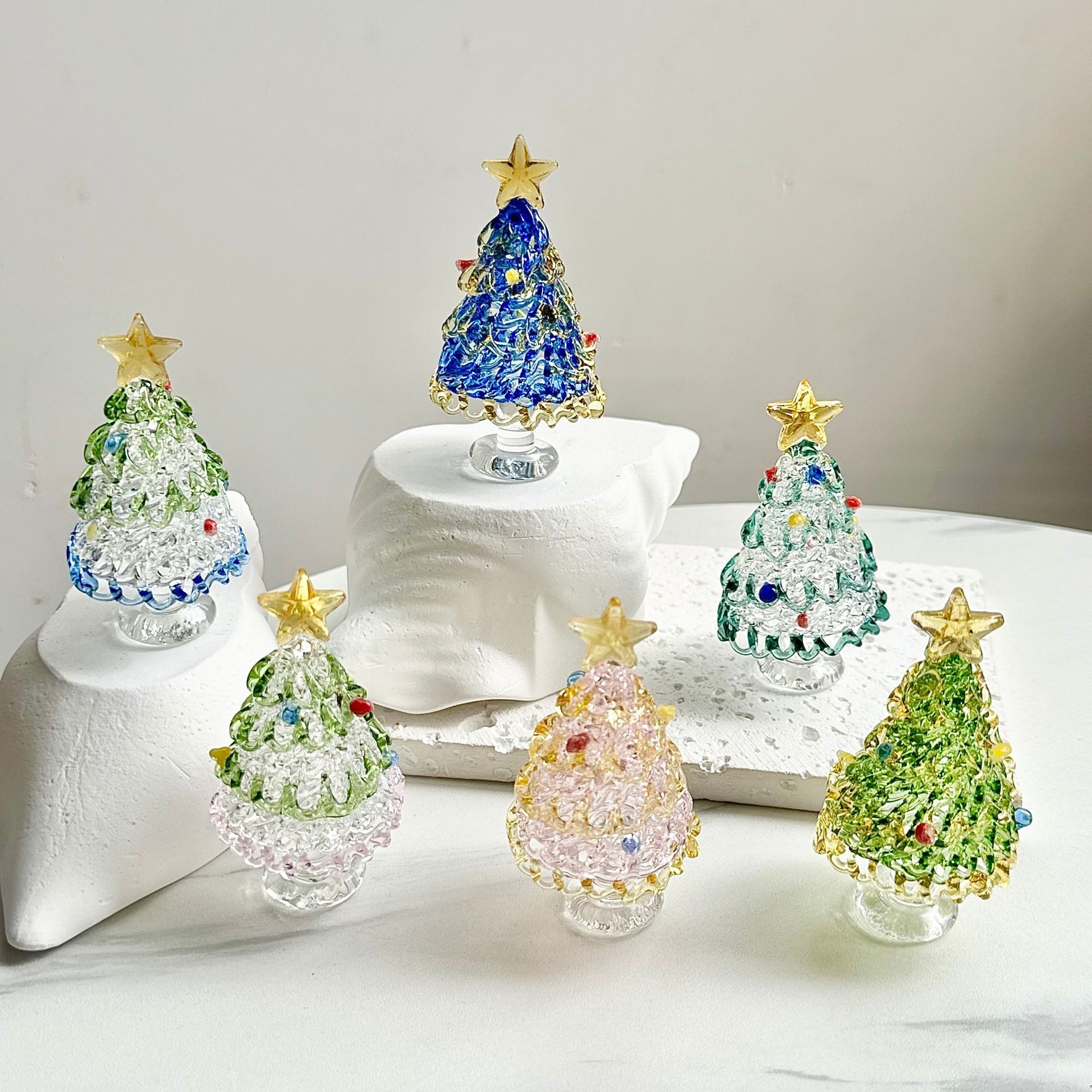 贈り物として最適 手作りのガラス工芸品で、クリスマスツリーをモチーフにした創意あふれるオブジェです 書斎やオフィスに飾る