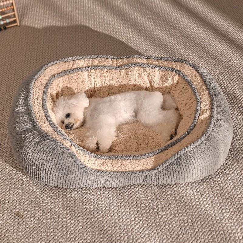 S:63*45cm--5キロの犬が適応可能ですM:73*50cm--10キロの犬が適応可能ですL:83*60cm--15キロの犬が適応可能ですXL:95*70cm--25キロの犬が適応可能です【耐久性】：縫い目が細くて縫製は丈夫で破れにくいです。かわいいデザインで、部屋の創造的なインテリアにもなります。底には滑り止め防水防湿材料を使用しております、地面からの湿気や水気等を遮断してくれます。肌に優しいベッドは洗濯可能で、清潔を保って細菌やダニの増殖を抑えて、猫ちゃんやワンちゃんは皮膚病を防止できます。ふかふかフワフワで見た目の暖かさも抜群！犬も猫も人間と同じように、気持ちの良い場所で寝るのが好きです。ワンちゃん、ねこちゃんも喜ぶフワフワと包み込まれるようなやわらかい感覚がお気に入りのペット達。居心地いい休憩所を提供しております。注意事項 掲載商品の在庫は、複数サイトで在庫を共有している為、タイミングにより在庫にずれが生じ、ご注文いただいた商品が欠品となる場合がございます。あらかじめご了承ください。 商品の色を表現できるよう努力しておりますが、撮影シーン、モニターや環境設定により、商品のカラーが実際の色と、異なる場合がございます。何卒ご了承くださいますようお願い申し上げます。 洗濯の際は色落ちの可能性がありますので単品手洗いでお願いいたします。 商品生地、色合い、装飾部品の色やデザインなど、生産時期によって、差異が生じます。そのため、同じ商品を複数点ご購入の場合、場合によって色、コサージュのデザイン等差異がでる場合がございます。ご了承ください。 輸入商品について、ご存知の通り海外の工場での縫製は日本の工場と比べますと、縫製の見劣り糸のほつれ、製造過程における小さなキズ、シミなどが見られる場合がございますが、不良品ではございません。出荷時にすべての商品を検品しておりますが、予め上記点ご了承下さい。 実寸は平置きサイズです。2-3cmの誤差やタグ表記と異なる場合はご了承ください。 ご購入前に、【サイズ】【カラー】【価格】【数量】【お客様情報】等、ご注文内容にお間違いがないか必ずご確認ください。S:63*45cm--5キロの犬が適応可能ですM:73*50cm--10キロの犬が適応可能ですL:83*60cm--15キロの犬が適応可能ですXL:95*70cm--25キロの犬が適応可能です【耐久性】：縫い目が細くて縫製は丈夫で破れにくいです。かわいいデザインで、部屋の創造的なインテリアにもなります。底には滑り止め防水防湿材料を使用しております、地面からの湿気や水気等を遮断してくれます。肌に優しいベッドは洗濯可能で、清潔を保って細菌やダニの増殖を抑えて、猫ちゃんやワンちゃんは皮膚病を防止できます。ふかふかフワフワで見た目の暖かさも抜群！犬も猫も人間と同じように、気持ちの良い場所で寝るのが好きです。ワンちゃん、ねこちゃんも喜ぶフワフワと包み込まれるようなやわらかい感覚がお気に入りのペット達。居心地いい休憩所を提供しております。注意事項 掲載商品の在庫は、複数サイトで在庫を共有している為、タイミングにより在庫にずれが生じ、ご注文いただいた商品が欠品となる場合がございます。あらかじめご了承ください。 商品の色を表現できるよう努力しておりますが、撮影シーン、モニターや環境設定により、商品のカラーが実際の色と、異なる場合がございます。何卒ご了承くださいますようお願い申し上げます。 洗濯の際は色落ちの可能性がありますので単品手洗いでお願いいたします。 商品生地、色合い、装飾部品の色やデザインなど、生産時期によって、差異が生じます。そのため、同じ商品を複数点ご購入の場合、場合によって色、コサージュのデザイン等差異がでる場合がございます。ご了承ください。 輸入商品について、ご存知の通り海外の工場での縫製は日本の工場と比べますと、縫製の見劣り糸のほつれ、製造過程における小さなキズ、シミなどが見られる場合がございますが、不良品ではございません。出荷時にすべての商品を検品しておりますが、予め上記点ご了承下さい。 実寸は平置きサイズです。2-3cmの誤差やタグ表記と異なる場合はご了承ください。 ご購入前に、【サイズ】【カラー】【価格】【数量】【お客様情報】等、ご注文内容にお間違いがないか必ずご確認ください。