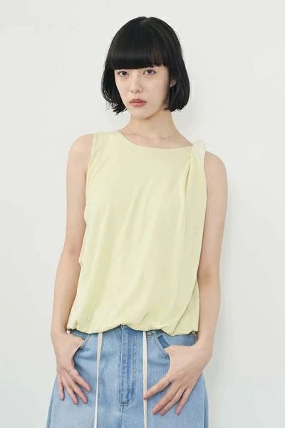 商品説明■商品ポイント ・ショルダー部分をひとひねりしたツイストデザインが、シンプルな中にモードなアクセントを演出。・表裏で配色を変えたダブルフェイス仕様で、動くたびさりげなく覗くカラーがポイント。 ・ドレープ感のある柔らかな素材が、自然な落ち感と女性らしいラインを引き立てます。 ・裾はブラウジング風のシルエットで、インせずバランスよく着られるデザイン。 ■スタイリングポイント ・デニム合わせで、抜け感のある大人カジュアルなスタイルに。 ・ワイドパンツやナロースカートと合わせれば、ミニマルなモードコーデにもマッチ。 ・アクセサリーを控えめにまとめることで、肩のディテールがより引き立ちます。サイズ・容量着丈54cm 身巾42cm 肩巾31cm 裾巾38cm規格■生産地：中国■素材・成分：綿39% 再生繊維(テンセル)35% ポリエステル26%■パッケージ：個包装商品説明■商品ポイント ・ショルダー部分をひとひねりしたツイストデザインが、シンプルな中にモードなアクセントを演出。・表裏で配色を変えたダブルフェイス仕様で、動くたびさりげなく覗くカラーがポイント。 ・ドレープ感のある柔らかな素材が、自然な落ち感と女性らしいラインを引き立てます。 ・裾はブラウジング風のシルエットで、インせずバランスよく着られるデザイン。 ■スタイリングポイント ・デニム合わせで、抜け感のある大人カジュアルなスタイルに。 ・ワイドパンツやナロースカートと合わせれば、ミニマルなモードコーデにもマッチ。 ・アクセサリーを控えめにまとめることで、肩のディテールがより引き立ちます。サイズ・容量着丈54cm 身巾42cm 肩巾31cm 裾巾38cm規格■生産地：中国■素材・成分：綿39% 再生繊維(テンセル)35% ポリエステル26%■パッケージ：個包装