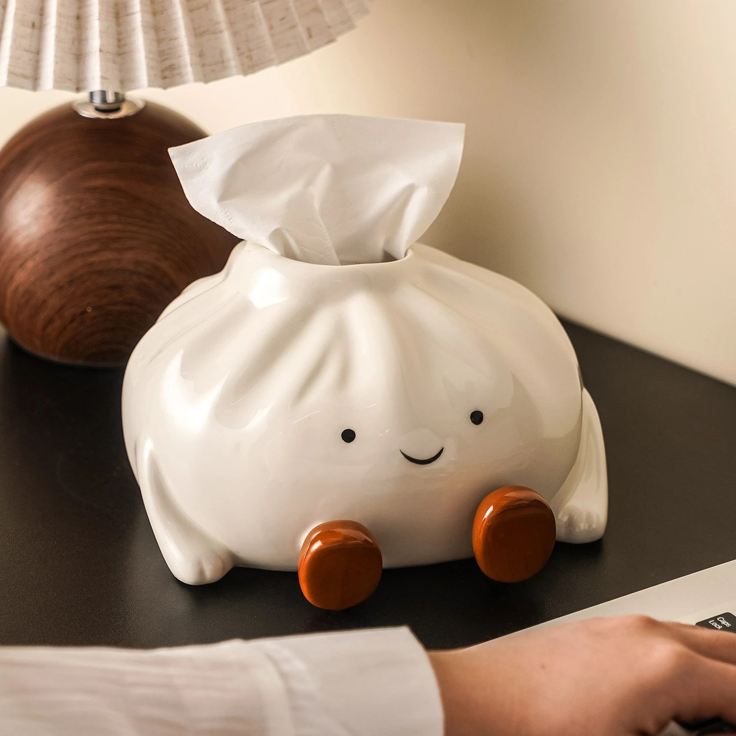 クリーム風 ティッシュケース 陶器 抽紙ボックス 置き型 卓上 インテリア 雑貨 北欧風 かわいい オブジェ リビング 寝室 洗面所 車用 防水 おしゃれ シンプル デザイン 収納 ケース ギフト 店舗 ホテル サロン クリームのようなフォルムが可愛い陶器製ティッシュケース。卓上に置くだけで空間を上品に演出し、リビングや寝室、洗面所まで幅広く使えるインテリア雑貨です。 5 商品情報特徴■ クリーム風デザインの陶器製ケースなめらかな質感と丸みのあるフォルムで、卓上インテリアとしても映えるデザイン。■ 置き型で使いやすい多用途仕様リビング・寝室・洗面所・車内など、さまざまな場所で使用可能。■ 安定感があり補充も簡単しっかりとした陶器素材で倒れにくく、ティッシュの出し入れもスムーズ。素材とうじきサイズ-安心サポート■ 商品の品質には万全を期しておりますが、万が一、不良、破損、誤発送等がございましたら、お知らせ下さい。返品返金/交換対応させていただきます。返品・交換■ 未使用の物■ 商品到着後3営業日以内にご連絡頂いた物のみお受付します。■ お客様都合、5日以上経過した商品のご返品・返金・交換はお受けできません。■ お客様理由（サイズ違い・カラー違い・イメージ違いなど）による返品交換について：送料および返送料（お客様負担となります）。ご了承いただけますようお願い申し上げます。注意事項■ モニターの発色により実際と異なる場合があります。■ サイズについて：表示は標準仕様（若干の誤差がある場合がございます）。クリーム風 ティッシュケース 陶器 抽紙ボックス 置き型 卓上 インテリア 雑貨 北欧風 かわいい オブジェ リビング 寝室 洗面所 車用 防水 おしゃれ シンプル デザイン 収納 ケース ギフト 店舗 ホテル サロン クリームのようなフォルムが可愛い陶器製ティッシュケース。卓上に置くだけで空間を上品に演出し、リビングや寝室、洗面所まで幅広く使えるインテリア雑貨です。 5 商品情報特徴■ クリーム風デザインの陶器製ケースなめらかな質感と丸みのあるフォルムで、卓上インテリアとしても映えるデザイン。■ 置き型で使いやすい多用途仕様リビング・寝室・洗面所・車内など、さまざまな場所で使用可能。■ 安定感があり補充も簡単しっかりとした陶器素材で倒れにくく、ティッシュの出し入れもスムーズ。素材とうじきサイズ-安心サポート■ 商品の品質には万全を期しておりますが、万が一、不良、破損、誤発送等がございましたら、お知らせ下さい。返品返金/交換対応させていただきます。返品・交換■ 未使用の物■ 商品到着後3営業日以内にご連絡頂いた物のみお受付します。■ お客様都合、5日以上経過した商品のご返品・返金・交換はお受けできません。■ お客様理由（サイズ違い・カラー違い・イメージ違いなど）による返品交換について：送料および返送料（お客様負担となります）。ご了承いただけますようお願い申し上げます。注意事項■ モニターの発色により実際と異なる場合があります。■ サイズについて：表示は標準仕様（若干の誤差がある場合がございます）。