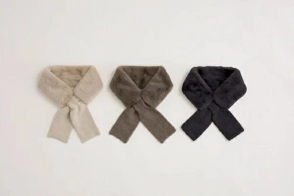 商品説明着こなしに華やかなアクセントを添えるニット×ファーのマフラー。コンパクトなサイズ感でかわいい。サイズ・容量長さ　約95cm幅　約10cm規格■生産地：中国■素材・成分：ポリエステルナイロンアクリル商品説明着こなしに華やかなアクセントを添えるニット×ファーのマフラー。コンパクトなサイズ感でかわいい。サイズ・容量長さ　約95cm幅　約10cm規格■生産地：中国■素材・成分：ポリエステルナイロンアクリル