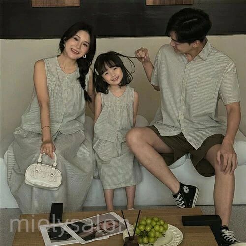 商品詳細 商品特徴 ●おしゃれな親子ペアルック服。●家族揃いで幸せ感たっぷり。●家族旅行、撮影、運動会、お出かけに最高。●誕生日記念日、ご家族へ感謝の気持ちとしての贈り物に大人気。●着心地の良い柔らかい素材を使用しています。●カジュアルなファッションにピッタリのアイテムです。大人から子どもまでサイズ展開があり、センスを感じる親子お揃いコーデにおすすめの1枚になっています。●パパやママへのプレゼントにも、親子でペアが楽しめるTシャツは嬉しいもの。記念にもなりますよ。 商品内容 男の子用セット/女性用セット/シャツ単品/ハーフパンツ単品 素材 綿100% 素材感 普通（薄い、やや薄い、普通、やや厚い、厚い） 季節 春、夏、秋 販売対象 自宅用、ギフト用 【サイズ詳細】【子供80】参考体重9-11.5kg、参考身長75-85cm【子供90】参考体重12-14.5kg、参考身長85-95cm【子供100】参考体重15-17.5kg、参考身長95-105cm【子供110】参考体重18-20kg、参考身長105-115m【子供120】参考体重20.5-22.5kg、参考身長115-125cm【子供130】参考体重23-25kg、参考身長125-135cm【子供140】参考体重25.5-30kg、参考身長135-145cm【大人S】参考体重47.5-52.5kg【大人M】参考体重53-57.5kg【大人L】参考体重58-65kg【大人XL】参考体重65.5-72.5kg【大人2XL】参考体重73-80kg【大人3XL】参考体重80-90kg【ママS】参考体重47.5-52.5kg【ママM】参考体重52.5-57.5kg【ママL】参考体重57.5-65kgサイズについて不明なお客様はお気軽にお問い合わせください。 送料 沖縄以外送料無料、沖縄地方1500円 ラッピング対応 ラッピング袋手配可能。 注意事項 ※表示サイズがある場合、多少の誤差(約1-3cm)が生じる場合がございます。※製造上、細かな汚れやシワ糸のほつれが発生する場合がございます。※モニターの発色の具合によって実際のものと色が異なる場合が御座います。※ 商品の仕様は、製造元の都合により予告なく変更することがあります。また、突然の欠品等で商品手配の遅れや手配ができない場合がございますので、ご了承ください。 ※土日祝祭日のご注文およびお問い合わせへの弊社からのご連絡は、翌営業日となります。 ※その他のよくあるご質問。 親子 ペアルック シャツ 2点セット スカート ハーフパンツ ペア 夏服 親子コーデ 赤ちゃん 親子ペアルック ペアtシャツ 半袖 コーデ 夏 家族 お揃い tシャツ ブランド 大人 子供 お揃い 3人 親子 おそろい プレゼント 男の子 可愛い キッズ 運動会 家族写真 ストライプ 親子ペアルック tシャツ ペア パパ ママ ペアルック カップル 親子コーデ お揃い キッズ ペアtシャツ 母の日 父の日 こどもの日 夏 運動会 おしゃれ おもしろ 観光 遠足商品詳細 商品特徴 ●おしゃれな親子ペアルック服。●家族揃いで幸せ感たっぷり。●家族旅行、撮影、運動会、お出かけに最高。●誕生日記念日、ご家族へ感謝の気持ちとしての贈り物に大人気。●着心地の良い柔らかい素材を使用しています。●カジュアルなファッションにピッタリのアイテムです。大人から子どもまでサイズ展開があり、センスを感じる親子お揃いコーデにおすすめの1枚になっています。●パパやママへのプレゼントにも、親子でペアが楽しめるTシャツは嬉しいもの。記念にもなりますよ。 商品内容 男の子用セット/女性用セット/シャツ単品/ハーフパンツ単品 素材 綿100% 素材感 普通（薄い、やや薄い、普通、やや厚い、厚い） 季節 春、夏、秋 販売対象 自宅用、ギフト用 【サイズ詳細】【子供80】参考体重9-11.5kg、参考身長75-85cm【子供90】参考体重12-14.5kg、参考身長85-95cm【子供100】参考体重15-17.5kg、参考身長95-105cm【子供110】参考体重18-20kg、参考身長105-115m【子供120】参考体重20.5-22.5kg、参考身長115-125cm【子供130】参考体重23-25kg、参考身長125-135cm【子供140】参考体重25.5-30kg、参考身長135-145cm【大人S】参考体重47.5-52.5kg【大人M】参考体重53-57.5kg【大人L】参考体重58-65kg【大人XL】参考体重65.5-72.5kg【大人2XL】参考体重73-80kg【大人3XL】参考体重80-90kg【ママS】参考体重47.5-52.5kg【ママM】参考体重52.5-57.5kg【ママL】参考体重57.5-65kgサイズについて不明なお客様はお気軽にお問い合わせください。 送料 沖縄以外送料無料、沖縄地方1500円 ラッピング対応 ラッピング袋手配可能。 注意事項 ※表示サイズがある場合、多少の誤差(約1-3cm)が生じる場合がございます。※製造上、細かな汚れやシワ糸のほつれが発生する場合がございます。※モニターの発色の具合によって実際のものと色が異なる場合が御座います。※ 商品の仕様は、製造元の都合により予告なく変更することがあります。また、突然の欠品等で商品手配の遅れや手配ができない場合がございますので、ご了承ください。 ※土日祝祭日のご注文およびお問い合わせへの弊社からのご連絡は、翌営業日となります。 ※その他のよくあるご質問。 親子 ペアルック シャツ 2点セット スカート ハーフパンツ ペア 夏服 親子コーデ 赤ちゃん 親子ペアルック ペアtシャツ 半袖 コーデ 夏 家族 お揃い tシャツ ブランド 大人 子供 お揃い 3人 親子 おそろい プレゼント 男の子 可愛い キッズ 運動会 家族写真 ストライプ 親子ペアルック tシャツ ペア パパ ママ ペアルック カップル 親子コーデ お揃い キッズ ペアtシャツ 母の日 父の日 こどもの日 夏 運動会 おしゃれ おもしろ 観光 遠足