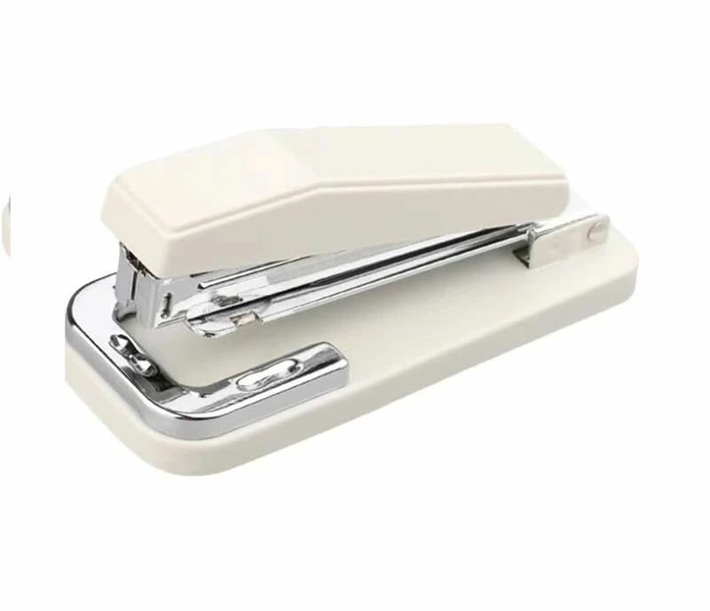 【商品詳細】中綴じホッチキスセット内容：本体×1 。標準ステープルがフルストリップを保持。毎日のホッチキスペーパーのニーズを満たし、オフィス、自宅、教室用にデザインされています。 【頑丈&amp;耐久性】このホッチキス 中綴じの耐久性のクハウジングは、内部のホチキス止め機構を保護し、信頼できる長持ちする信頼性の高いホチキス止めを実現します。 【回転機能付き】ステープラー特徴的な回転機能を備えており、ホッチキスの向きを自由に変えることができます。これにより、中綴じ作業がよりスムーズに行え、手間を省くことが可能です。 【製本機能】大型ホッチキス一度に最大25枚の紙を綴じることができので雑誌や書類の中綴じに最適で、業務用としても十分な性能を発揮します。作業効率を大幅に向上。 【広く適用】ホッチキス セットおよびつなぎクリップは事務員、学生、教師、主婦のために大きいです、またそれはあなたの友人のための理想的なギフトです。【商品詳細】中綴じホッチキスセット内容：本体×1 。標準ステープルがフルストリップを保持。毎日のホッチキスペーパーのニーズを満たし、オフィス、自宅、教室用にデザインされています。 【頑丈&amp;耐久性】このホッチキス 中綴じの耐久性のクハウジングは、内部のホチキス止め機構を保護し、信頼できる長持ちする信頼性の高いホチキス止めを実現します。 【回転機能付き】ステープラー特徴的な回転機能を備えており、ホッチキスの向きを自由に変えることができます。これにより、中綴じ作業がよりスムーズに行え、手間を省くことが可能です。 【製本機能】大型ホッチキス一度に最大25枚の紙を綴じることができので雑誌や書類の中綴じに最適で、業務用としても十分な性能を発揮します。作業効率を大幅に向上。 【広く適用】ホッチキス セットおよびつなぎクリップは事務員、学生、教師、主婦のために大きいです、またそれはあなたの友人のための理想的なギフトです。