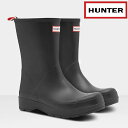 HUNTER メンズレインブーツ Men's Original Play Mid-Height Wellington Boots mfs9087rma (メンズ オリジナル ミッド ハイ プレイ ブーツ ) 定価：　￥16,000 (税抜き) 素材：　天然ゴム/ナイロン レギュラーFIT オリジナルブーツのアイコンデザインをシンプルにしたプレイブーツは、最大限の快適さと汎用性を実現するフラットなプラットフォームソールを備えたダイナミックなシルエットです。最高品質の天然ゴムから作られ、100％防水です。足首上部を開放するスタイリッシュな丈のショートブーツは、ストリートスタイル、フェスティバル、そしてその他どんなオケージョンにもぴったりで、自由にスタイリングしていただけます。 すべてのハンターブーツは、着用者の肌をゴムとの接触から保護するために靴下を着用することをお勧めします。 防水性 天然ゴムから手作り ポリエステルライニング 軽量感のために再設計 ハンターブランドの成形アウトソール 快適さのために角度のついたブロックヒールを備えたフラットなソール 足入れが容易なプルタブ ナチュラルラバーの、職人の手によるハンドメイド・防水ブーツ。つま先部分にはブランドを象徴するハンターウェリー（口髭）がデザインされています。 注意） 表面にオイルコーティングが施されており、部分的に稀に汚れの様に見える事がございます。 こちらはコーティングが取れた後の為、汚れではございません。 濡れた布を良く絞って拭いていただくか、ハンターオイルを使用して布で拭く事をお薦めいたします。 また、天然ゴムの性質上表面に白っぽい粉が付着している場合がございます。 製品の性質・製造上やむを得ないものでございますので、予めご了承の上、お買い求め下さいませ。 こちらの理由による不良返品はお受けしておりません。 ◆予めご了承下さいませ◆ 在庫システムのデータ反映タイムラグ等により、まれにご注文商品が欠品している場合がございます。 お使いのパソコンやモニターの環境により、色に違いが 出ることがあります。