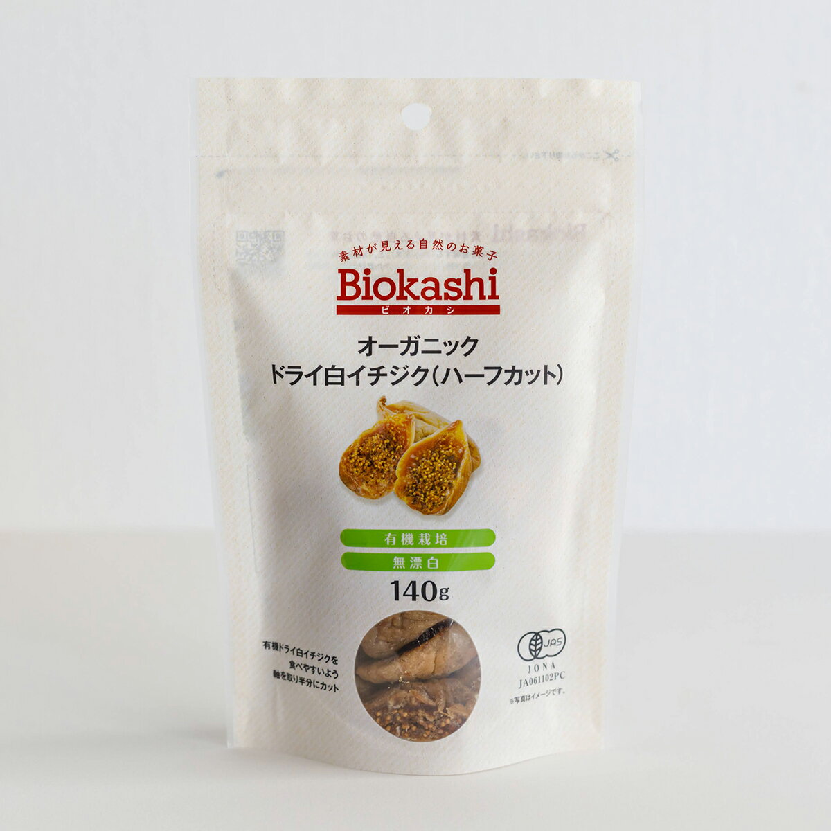 Biokashi（ビオカシ）のイチジクは、手作業で軸の部分を取り除き、食べやすい大きさにカット。栽培にベストな場所・温度で生産しているため、皮が薄くなり、糖度が高く味が濃いのが特徴です。商品名Biokashi ビオカシ オーガニックドライ白イチジク（ハーフカット）ブランドBiokashi ビオカシ名称有機ドライイチジク原材料有機ドライイチジク栄養成分表示エネルギー262kcal、たんぱく質2.9g、脂質0.8g、炭水化物69.0g、、食塩相当量0.13g賞味期限製造日より365日保存方法直射日光、高温多湿を避け涼しい所で保存内容量140gカロリー262kcal（100g当たり）原産国名トルコ&nbsp;本品製造工場では、アレルギー特定原材料9品目のうち、乳成分・小麦を含む製品を製造しています開封後は、移り臭や水分、虫を防ぐため必ずチャックを締めて保存してくださいメーカー名アルファフードスタッフ株式会社製造所アルファフードスタッフ株式会社輸入者アルファフードスタッフ株式会社愛知県名古屋市西区名駅2-27-39Biokashi ビオカシ オーガニックドライ白イチジク（ハーフカット）Biokashi（ビオカシ）のイチジクは、手作業で軸の部分を取り除き、食べやすい大きさにカット。栽培にベストな場所・温度で生産しているため、皮が薄くなり、糖度が高く味が濃いのが特徴です。