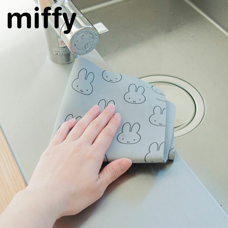 商品名 miffy 超吸水クロス 商品サイズ（約） W30×H30cm 材質 PVA 耐熱温度 約60℃ 生産国 中国 JAN 4905016016815 説明 抜群の吸水力で水滴や結露をスッキリ拭き取るPVA製のクロス。 お風呂や洗面台の拭き上げやシンク周りの水垢予防のための拭き取りにも使えます。 絞るだけで吸水力が復活するので、長く使えてエコで経済的。 また、繊維くずが付かず、柔らかな素材なので拭いたものを傷つける心配もありません。 miffy 超吸水クロス：77005274■ miffy 超吸水クロス miffy 超吸水クロス 抜群の吸水力で水滴や結露をスッキリ拭き取るPVA製の超吸水クロス。 抜群の吸水力でしっかりと拭き取るので、お風呂や洗面台の拭き上げや水周りの拭き取りにも◎ 絞るだけで吸水力が復活するので、繰り返し使うことができてエコで経済的。 繊維くずが付かず、柔らかい素材なので拭いたものが傷つきません。