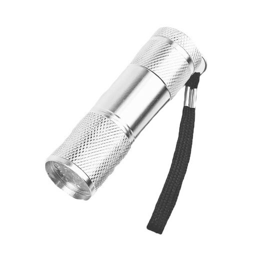 【製品仕様】名称:紫外線 LED ライト、サイズ:8.5x2.5cm、重量:約 35g(電池別売)、カラー:シルバー、素材:アルミニウム合金+電子部品、光源:9 個 UV‐LED、駆動:単 4 電池 3 本使用、付属品:落下防止ストラップ。 【365nm 高機能 UV 光源】365nm 波長の UV‐LED を搭載、395nm タイプと比較し可視紫の光が少なく、蛍光反応を鮮明に確認可能。レジンの硬化作業をはじめ、蛍光物質の検出にしっかり対応します。 【コンパクト携帯設計】超軽量ボディでポケットやバッグに簡単収納。付属のストラップで手首に掛けられ、片手で簡単操作。外出先や作業現場への持ち運びに負担がかかりません。 【丈夫なアルミ合金ボディ】アルミ合金筐体で耐食性・耐久性に優れます。表面は菱目滑り止め加工、手から滑り落ちにくく衝撃にも強い仕様。多少の雨でも使用でき、屋外でも活用できます。 【多彩な活用シーン】UV レジン硬化、紙幣・印刷物の鑑定、オイル漏れ点検、蛍光汚れ確認、夜釣り、キャンプ、パトロール、DIY 手芸作業など家庭から現場作業まで幅広く使えます。