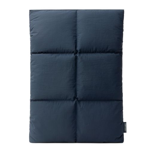 ▶ 13-14インチ対応ケース - MacBook Air 13インチ M5 M4 M3 M2 M1 2026-2020 A3449/A3240、MacBook Neo A18 A3404 2026、MacBook Pro 14インチ M5/M4/M3/M2 Pro/Max 2026-2022 A3426/A3427に対応。内寸: 34.3 x 24.1 x 1.8 cm。外寸: 35.6 x 25.4 x 1.8 cm。 ▶ トレンド感のあるPUFFYルック - ふっくら柔らかなキルティングデザインで、PC周りに明るい印象をプラスします。 ▶ マグネット開閉 - ファスナーが本体に当たりにくく、MacBookをスムーズに出し入れできます。 ▶ ふわふわフリース裏地 - 柔らかな内側がPC、ノートPC、タブレットを擦れや傷から守ります。 ▶ 撥水クリンクルナイロン - 小雨や水滴に対応しやすい丈夫な外装。通勤、通学、旅行、カフェ作業に便利です。