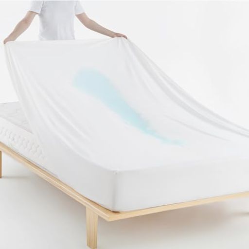 「商品情報」サイズ‐セミダブル・120X200cm 素材:表地/ポリエステル94%・ポリウレタン6%、裏地/TPU防水加工(ポリウレタンコーティング)仕様:360度全面防水タイプ、全周ゴム付きで着脱簡単。厚さ25cmまでのマットレス・敷き布団に対応。生産国:中国 「360度全面防水仕様」裏地にTPU防水コーティングを施し、表面だけでなく側面までしっかりガード。汗や水分、飲み物のこぼれ、おねしょなどからマットレスを360度保護します。 「ニット生地でやさしい肌触り」表地にはやわらかなニット素材を採用。伸縮性のある編み方で素肌に触れてもチクチク感が少なく、なめらかでやさしい肌触りです。 「伸縮性がありフィット感抜群」ニット特有の高い伸縮性でマットレスにぴったりフィット。シワになりにくく、カサカサ音も抑えられ、ぐっすり眠りをサポートします。 「抗菌・防ダニ対策」防水層がハウスダストやダニの侵入をブロック。清潔を保ちながら、アレルギー対策にも役立ちます。 「軽量&amp;速乾でお手入れ簡単」軽くて扱いやすく、洗濯後も一般的な防水シーツに比べて速乾性に優れ、常に清潔に使えます。さらに全周ゴム仕様で取り付け・取り外しも簡単。