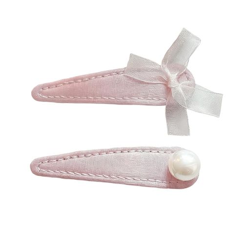 セット内容:ヘアクリップ2個入り 表面には高級感のあるレザー素材を使用し、ほんのり光沢が上品さを演出します。 こちらのヘアクリップは2個セットで、それぞれ異なるデザインになっています。1つは上品なパール付き、もう1つはふんわりとしたシフォンリボン付きで、組み合わせることで華やかさと可愛らしさを同時に楽しめます。 全年齢におすすめで、母・娘・姉妹・親友への贈り物にもぴったり。女性らしい優雅さと魅力を引き立てるヘアクリップで、きっと喜んでいただけます。 結婚式や入学式、パーティー、日常使いなど、さまざまなシーンで活躍するヘアクリップです。