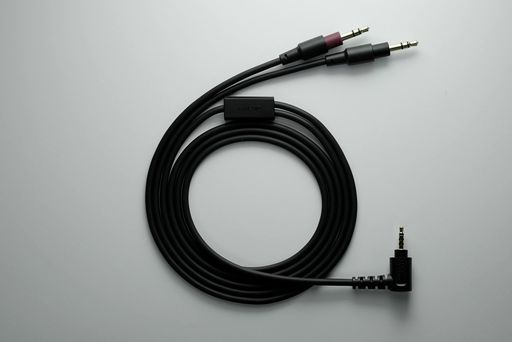T3-01用の純正ヘッドホンケーブルです プロ仕様のケーブル 丈夫な素材でできています 耐久性に優れています レコーディングの現場での使用を想定