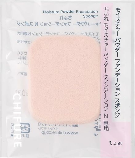 潤いを与え、柔らかくするカバーで、自然で完璧な肌へ。 【ちふれのパウダーファンデーションスポンジ】ちふれモイスチャーパウダーファンデーションN専用のスポンジです。 肌あたりがよく、もっちりやわらかな使い心地。ファンデーションを肌にしっかり密着させ、ムラになりにくく均一に塗布できます。 【くらしと、ともに。】きれいになりたいと願うすべての方のために、手に入れやすい価格で安心して使える化粧品をお届けしたい。そんな想いから生まれた、スキンケア、メイクアップ、ヘア&amp;ボディケアを揃えたブランドです。