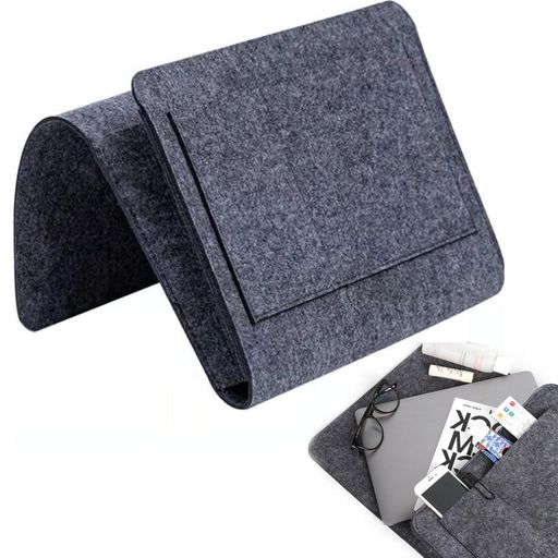 【セット内容】収納ポケット 1 個セットです。サイズ:約 32cmx21cm。カラー:黒っぽいグレー。(寸法は人工測定のため誤差が生じる場合がありますので、ご了承ください。) 【上質なフェルト素材+耐久性抜群】約 3mm 厚の高密度フェルトを採用し、丈夫で変形しにくく、長期間の使用にも安心できる収納ポケットです。手触りが良く、ソファーやベッドサイドでの使用に最適な質感を備えています。 【5 ポケット大容量収納+分類便利】大型ポケット 1 つでタブレット、雑誌、A4 サイズのノートも収納可能です。小型ポケット 4 つでは、スマホ、リモコン、眼鏡、充電器などの小物をスッキリ分類整理できます。 【簡単設置+省スペース設計】ソファ背面やベッドフレームに挟むだけで簡単に取り付けられます。コンパクトサイズで場所を取らず、リビング、寝室、オフィスなど幅広いシーンで活躍します。 【多用途対応】ベッド横、ソファー、テーブル、リクライニングチェア、壁など、さまざまな場所に使用できます。