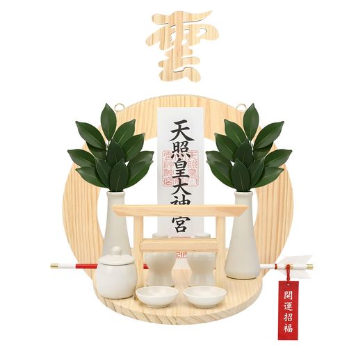 【祥雲・雲板・鳥居・破魔矢置き】底面に刻まれた祥雲の印は福招く吉兆。破魔矢専用の凹みで横向き美しく収納。天井に貼る雲板は、中央に鳥居の文様をあしらい、神域への入口を象徴することで、聖なる気流を整えながら空間を清浄に保ちます。そして、この鳥居が架けられた雲板の下で、破魔矢は神籬の如く鎮まります。この神棚は、目に見えない部分ほどお祀りの真心をしっかりと支える細やかさを備えています。 【穴あけ不要・壁を傷めない】本神棚は壁掛け・置き型両用に対応し、壁に穴を開けずに設置可能。賃貸住宅でも安心して使え、付属品で手軽に取り付けられます。壁に跡を残さず、お部屋の構造を気にせずどこでも使えるから、引っ越しが多くても気軽にお祀りを続けられます。 【天然松木が紡ぐ唯一無二の風合い】天然松木を使用し、一つとして同じ木目はありません。手触り温かく、見るほどに味わい深い表情を見せる素材は、量産品にはない特別感を演出。神棚としての存在感と、インテリアとしての調和を両立しています。 【場所・インテリアを選ばないモダン機能美】本神棚は和室にも洋室にも自然に溶け込むモダンなデザイン。