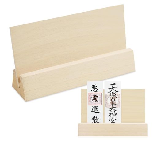 「商品仕様」素材: 天然木、カラー:木目調、サイズ:21*5.5*3.5cm、数量:2個セット 「お札立て」和室はもちろん洋室にも合う現代デザインな簡易神棚です。置き型なので、壁に穴をあげずに設置できます。日当たりや風通しがよく、南向きまたは東向き、高いかつ明るく清浄な場所に設置するのが良いとされています。 「使いやすさ」お札などを簡単に挿入でき、お札を立てる部分は適度な角度で傾斜しており、お札をしっかりと保持することができます。木の厚みと重量により、簡単に倒れる心配が少ないです。使わない時、分解しやすく、何処にも収納できます。 「優れた素材」上質な木材を使用して、美しい木目模様が表現され、木材の表面は滑らかに研磨されており、木の自然な質感が手触りにも心地よく、高級感を醸し出します。何世代にも渡って愛用することができる品質を実現しています。木の厚みと重量により、転倒する心配がありません。