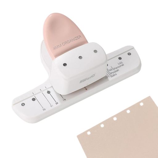 🌟【耐久性抜群】高品質なABS+亜鉛合金を素材として使用しており、壊れにくく、防水性、耐摩耗性にも優れています。紙くずを収納するダストトレイが付いているため、お手入れが簡単で、作業スペースをいつも清潔に保つことができます。 📏【コンパクトで持ち運びやすい】コンパクトなサイズと軽量設計で、デスクトップのスペースを取らず、キーホルダーに取り付けられる吊り下げ穴がついており、どこへでも簡単に持ち運べます。 ハサミ️【高効率パンチ能力】このホールパンチャーはA4用紙8枚まで一度に穴あけでき、穴間隔は19mm、穴径は4mm、進紙深度は5mmとなっており、A8(ミニ)からA5サイズまでのルーズリーフページに対応しています。様々なサイズの文書整理に最適なツールです。 🌈【多機能デザイン】独自のプランナーやポケットダイアリー、年間カレンダー、ノートブック、スクラップブッキング、DIYクラフト作成に最適です。サイズ別ガイド付きで、様々なサイズのルーズリーフも簡単に作成可能。あなたの創造性を存分に発揮させましょう。 🎁【理想的なギフト選択】DIYやオーガナイズを愛する方へのプレゼントにピッタリです。