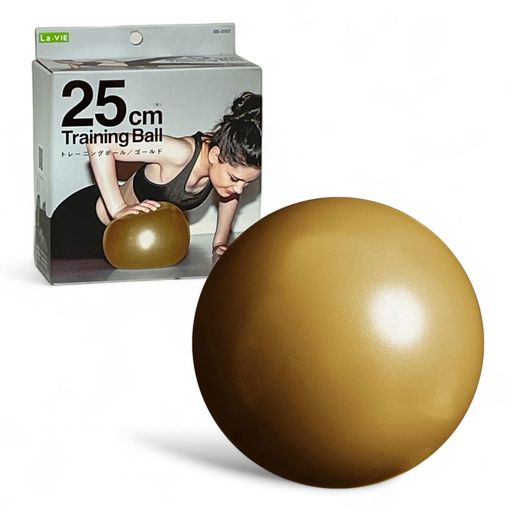 La-VIE「トレーニングボール 25cm ゴールド」は、ぎゅっと潰して使えるソフトタイプのミニバランスボール。体幹トレーニングやウエスト・太ももの引き締めなど、幅広いエクササイズに対応します。 直径25cm・重さ約100gのコンパクトサイズで、初心者でも扱いやすく、持ち運びもラクラク。耐荷重は約100kgと安心設計で、自宅でのストレッチやピラティスに最適です。 空気入れ用のストローが付属しており、少量の空気でしっかり膨らむ仕様。座ったり挟んだり、寝転んだ状態でも使えるため、リハビリや“ながら運動”にもぴったりです。 ゴールドカラーの本体は、落ち着きと華やかさを兼ね備えた印象で、インテリアにもなじみやすいデザイン。ヨガスタジオや自宅トレーニングスペースにも自然に溶け込むカラーリングです。 骨盤・腹筋のエクササイズや腕・肩のストレッチにも応用可能。小さくても多機能なトレーニングボールで、毎日のセルフケア習慣をサポートします。