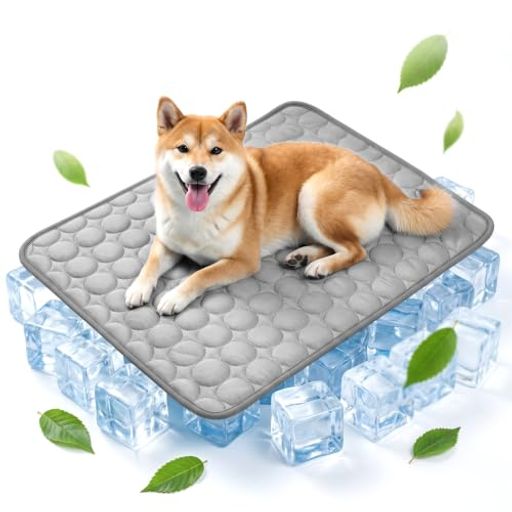 接触冷感で暑さを和らげ、3Dメッシュ構造でムレにくい 【熱中症対策品】先端の冷却技術を活用した接触冷感素材で仕上げたマット、暑い夏の中でも、長時間にひんやり効果を提供し、愛犬や猫の快適さを保ちます。猫、犬、ウサギなどの動物だけでなく、人々の炎熱な日々の中にも使えます。 【3層構造·優れた通気性とクッション性】表面は接触冷感生地、裏面は通気性の高いメッシュ生地を採用し、長時間使っても蒸れません。さらに、中に詰め物のポリプロピレン綿を入れて、ほどよいクッション性を保障し、へたりにくく、快適な寝心地が続きます。 【使い方が自在】床に置くだけではなく、冬用ベッドに敷いたり、温かいクッションにも使えます。寝台や犬小屋のマットとして使うだけでなく、車のシートや芝生、ビーチなど、屋内外のあらゆる場所で活躍します。小型・中型犬用(70X55CM)、大型犬用(100X70CM)まで、あらゆるペットサイズに対応します。2枚組の洗えるペット用吸水マットは交換が簡単で携帯にも便利です。 【丈夫で耐噛み&amp;お手入れ簡単】高品質な素材で作られてるので、普通のマットよりは厚みあり、強度あり、耐スクラッチ性、耐摩耗性、耐久性に優れています。