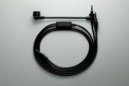T3-03 (GAMING PKG)に付属している純正フレキシブルマイク付きヘッドホンケーブルです。(色は黒) マイクロホンは、マイクロホンの パイオニアである株式会社プリモと共同開発する事で、妥協のないスタジオ品質のブームマイクを 作り上げました。 音の分離、解像度など、最高のモニターヘッドホンと最強の ゲーミングヘッドホン 音楽制作とゲーミングに求 められるサウンドの共通点に着目し開発