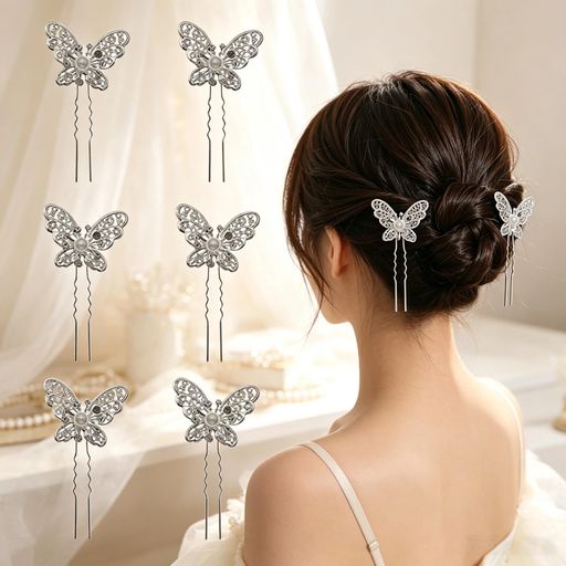 パールと蝶々モチーフが上品に輝くヘアピンセット。繊細なデザインが髪に華やかさを添え、特別な日のコーディネートを格上げします。シンプルながら存在感のある逸品です。 U型ピンタイプで、髪にしっかりとフィットし長時間の着用でもズレ落ちにくい設計。和装・洋装どちらにもマッチするクラシックなシルバーカラーが、あらゆるヘアスタイルに自然に馴染みます。 一つ一つ丁寧に選ばれたパールと、繊細な蝶々のシルエットが美しいハンドメイド仕上げ。高級感のある質感で、見る人を魅了する上品な輝きを放ちます。 成人式・卒業式・結婚式・パーティー・宴会など、フォーマルな場からデイリー使いまで幅広く活躍。1セット6本入りで、お好みの位置にアレンジして華やかなヘアスタイルを演出できます。 大切な方へのギフトやプレゼントにも最適。上品なデザインと実用性を兼ね備えたこのヘアアクセサリーは、女性の魅力を引き立てる心温まる贈り物として喜ばれます。