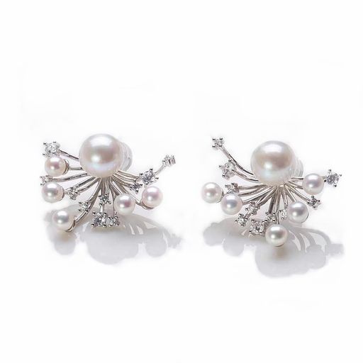 【高品質シルバー925素材】ピアス真珠花火は純度の高いシルバー925を使用しており、金属アレルギーをお持ちの方にも安心してご使用いただけます。 【おしゃれなデザイン】花火をモチーフにした可愛デザイン、高級感があふれるパールとジルコニアを組み合わせた華やかなピアス、2wayスタイルで様々なコーディネートに対応します。 【着用シーン】シンプルながらも洗練されたデザインは、どんなコーディネートにも馴染みやすく、毎日のファッションに取り入れやすいアイテムです。デイリーユースからパーティーシーンまで幅広く活躍します。 【商品の詳細】ピアス2個入。長さ2.5cm*2.8cm幅。付属品:可愛いギフトボックス。可愛いピアスは誕生日、記念日、結婚式、卒業式、ホワイトデー、クリスマスなど特別な日のプレゼントとしてはおすすめです。 【安心の保証】弊社の目標は、最高のカスタマーサービスを提供することです。ご不明な点がございましたら、メールでCandy girlsと連絡お願い致します。
