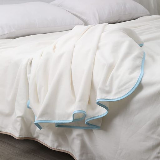 【サイズ】約140x210cm 【組成】綿100%(天然有機コットン) 吸湿性、保温性に優れた5重ガーゼを採用。肌触りの良く、敏感肌用も安心。 夏場はしっかりと汗を吸収し、冬場は暖かさを逃さず、一年を通じて使えます。 ガーゼの特徴:吸水抜群、速乾、洗うほど柔らかくなり、硬くなりません。 ・安全性:高品質な自然素材「無農薬・オーガニックコットン」を採用し、安心して使用ください。