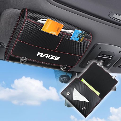 【精巧なデザイン·高級感溢れ】この車用ティッシュホルダーは、ブラックとカーボン調の2種類から選べ、異なるスタイルの好みに応えます。専用ロゴが付いていることで、インテリアの雰囲気を引き立てています。全体の仕上がりが精巧で洗練されており、安っぽい印象がまったくなく、車内に置くと実用性と見た目の両方を満たすことができます。【適用車種】ライズ A200系 A210系 X G Z グレード 【大容量·様々なティシュに対応】この車用ティッシュボックスは、25.5x21cmの大きなサイズで設計されており、側面には6~11cmの伸縮性のある弾性構造を採用しています。ソフトパックティッシュ、厚手ティッシュ、ボックスティッシュなど、様々なのティッシュに対応します。サイズが合わないという悩みを解消し、市販されているほとんどのティッシュに対応可能です。 【収納力アップ·スリム型】この車用ティッシュ収納ケースには、合計で3つの独立した収納ポケットがあります。そのうち2つはカード専用ポケットで、銀行カードやさまざまなカードを整理するのに便利です。残りの約13cmの大容量ポケットには、スマホや駐車券、小銭、鍵などを収納できます。