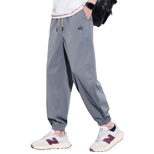 【サイズ参考】M=日本XS, L=日本S, XL=日本M, 2XL=日本L, 3XL=日本XL, 4XL=日本2XL ※例:普段Mサイズを着用されている方はXLサイズを購入して頂くのがオススメ) 【快適な夏素材】薄手で通気性に優れた生地を使用し、暑い季節でも快適に着用できます。軽量で肌触りが良く、長時間履いても蒸れにくい設計で、夏のカジュアルスタイルに最適です。 【フィット感調整可能】トレンドの紐引きデザイン採用で、ウエストサイズはお好みに合わせて自由に調節可能。体型を選ばず、ストレスフリーな穿き心地を実現します。 【ゆったり自由なシルエット】ストレートレッグデザインで足のラインを拾わず、リラックスした着心地を実現。ゆったりとした作りで動きやすく、日常使いからリラックスタイムまで幅広いシーンで活躍します。 【多様なサイズ展開】大きいサイズまで対応しており、様々な体型の方にフィットします。ロング丈で脚長効果も期待でき、スタイリッシュな印象を演出できます。