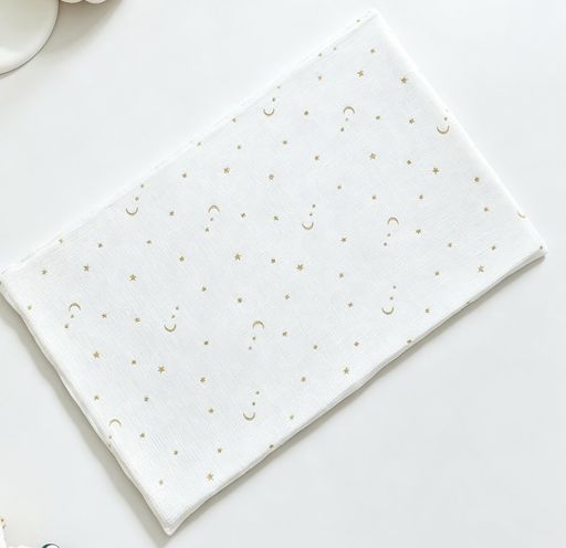 睡眠改善 【綿100% 月星刺繍】2層ガーゼの綿素材100%、厳選された天然綿を使用。ホルマリン無し、赤ちゃんと子供に優しいで ガーゼの特性でふんわり加工して超柔らかで快適な肌触りです。 高反発ウレタンマットレス厚みUP3cm レギュラーサイズ:70x120cm 生地綿100%2重ガーゼ刺繍 高反発ウレタンは 高密度で クッション性良い厚み3cm、凹みにくいです、カバー洗濯簡単に外せ安い、速乾性良い、製品軽くて持ち運び易い、敷布団としても 敷布団の上に敷きても使えます。部屋、保育園 幼稚園 車の中、外にも よく使えます。 新生活入学必要な商品です 【美しい刺繍】金色の星月の刺繍は、太陽の光の下で一層高級感を放ち、美観・夢想的な雰囲気・実用性を兼ね備えています。お子様に多層的な触覚体験を提供し、イライラや不安な情緒を和らげます。 【高反発3cmで全身をバランス良く支える】topcharme敷布団マットレスは 高反発素材を採用しており、優れたクッション性と復元性を兼ね備えています。その優れた働きで身体の沈み込みを均等に持ち上げ全身をバランスよく支え、頭・腰・肩や背中への負担を軽減してくれます。