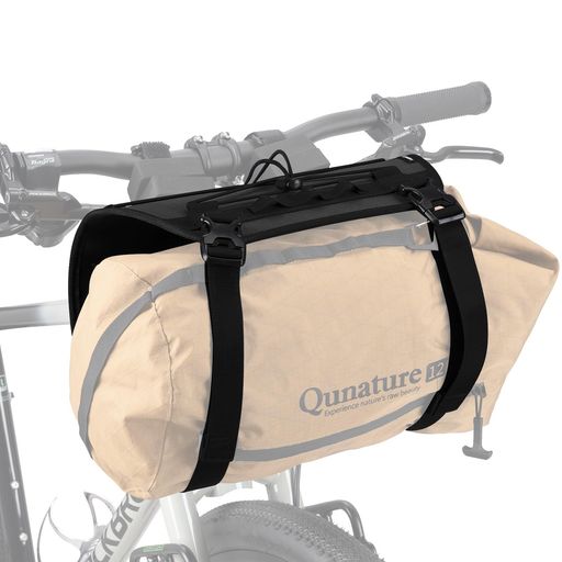 【アウトドア&amp;ツーリングに最適】ロードバイク・グラベルバイクでも使える!テントや寝袋など大きな荷物をしっかり固定できる、ハンドルバー用パッキングキャリア。フロントキャリアが付けられない自転車にも最適です。 【大容量&amp;多用途】約12L対応:横幅54cm/直径30cmまでの荷物を積載可能。テント・寝袋・防水バッグもすっきりまとめて持ち運びできます。幅広い荷物に対応:専用バッグだけでなく、市販のドライバッグ、テント、マット類も固定可能。また、トップのバンジーコードでクッションや軽量ギアも簡単に積載できます。 【軽量&amp;タフな素材】軽量で丈夫な素材:摩擦や引き裂きに強い「高密度リップストップナイロン」を採用。アウトドアでの長時間使用も安心。 【取り付け簡単&amp;安定感抜群】ハンドルバーとフレームにベルトで固定するだけ。ライド中も荷物がしっかり安定します。