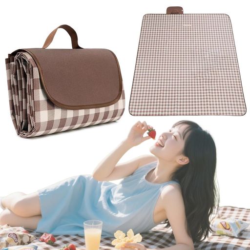 【商品仕様】ビーチマットのサイズ:約150x100cm、ピクニックマットの色:茶色;チェック柄がオシャレなレジャーシートです。広々サイズで大人2-4人くらいでお使いいただけます。ごろ寝してもゆったり使えます 【高品質オックスフォード生地】600Dオックスフォード生地を採用しており、強度が高く、破れにくいだけでなく、シワにもなりにくい優れた耐久性を持っています。肌触りも良く、長時間の使用にも耐える素材です。 【優れた防水・防湿性能】撥水加工が施されており、飲み物をこぼしても乾きやすく、汚れも付きにくいです。裏面は防水PVC素材を使用しており、地面や草からの湿気をしっかり防ぎます。これにより、ビーチや湿った場所でも安心して使用できます。 【持ち運びやすさ】薄手タイプのため、折り畳んでコンパクトに収納でき、長時間の移動でも荷物になりません。遠足や登山など、アウトドア活動の際に非常に便利で、軽量なので手軽に持ち運べます。 【室内外で活躍】ピクニック、バーベキュー、花火大会、マリンレジャー、海水浴など、アウトドアでの活躍はもちろん、家庭での子供用レジャーシートや室内での使用にもぴったりです。
