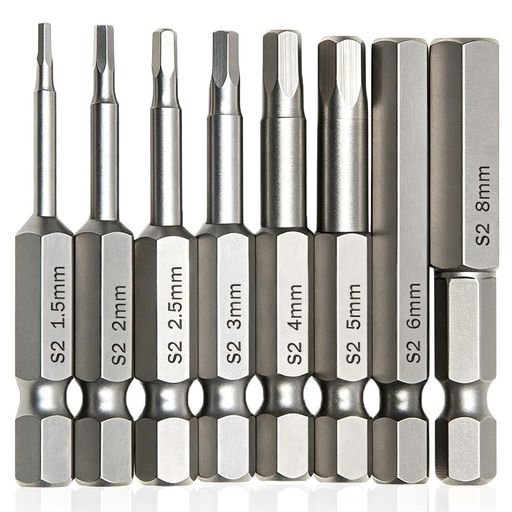 【製品仕様】軸径6.35mm(六角軸)、全長50mmのショートタイプ。セット内容:1.5 mm / 2 mm / 2.5 mm / 3 mm / 4 mm / 5 mm / 6 mm / 8 mm の8サイズがコンパクトに収納。 【特殊加工S2合金鋼】耐衝撃性に優れたS2合金鋼を採用し、本体全体に熱処理を施しています。表面は平滑で高硬度(焼入れ処理)を実現、耐摩耗性が非常に高く、錆びにも強いので長期間使用できます。 【強力マグネット仕様】ビット先端は強力な磁気吸着加工済み。ネジをしっかりホールドし、落下を防ぎます。また、軸部の磁気によりドライバーへのセットも「カチッ」と固定され、作業中のストレスを軽減します。 【作業効率UP】シャンク部分までしっかり熱処理された高トルク設計。先端の精度が高いため、なめにくく、しっかりと噛み合います。電気ドリルや手動ドライバーでも安定したトルクを伝達します。 【幅広い対応】建築現場でのビス締め、車両整備、家具の組み立て、電気工事、工場勤務、日常のDIYまで。プロからホームユースまで、必要な時にすぐ使える汎用性の高いドライバービットです。