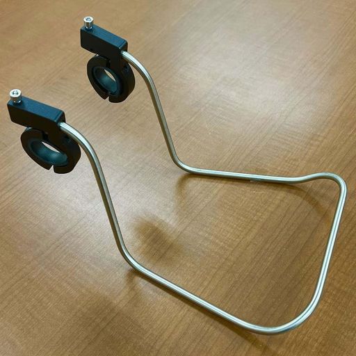 ハンドルバー用フロントバッグサポート。 フォークに取り付けず、ハンドルからぶら下げるタイプ バッグを前輪から遠ざけ、バイクとケーブルの干渉をサポート。 取り付けユニバーサルクランプは、ハンドルの上下に対応し、多くのバッグサイズに対応します。 ラックには特別なアダプターやストラップは必要なく、ハンドルクランプは25.4/31.8mmに対応。 クランプ上部に取り付けた場合の最大ドロップは16cm、下部に取り付けた場合は22cm。 ストレートハンドルバーでは、あらゆる種類のフロントバッグを取り付けることができるが、ドロップハンドルの場合は、ハンドル幅内でブレーキ/シフトレバーに使用のないサイズのバッグをお勧めします。 クランプ幅は微調整可能 重量制限:6kg / 重量:375g