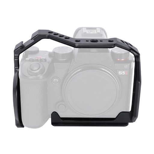 専用設計: Lumix S5II(DC-S5M2)/S5IIX(S5MIIX)/S5/G9M2のために設計されたカメラケージですから、カメラ本体のボダン押し、電池交換、ストラップ取付部などのカメラ自体の機能を干渉しません。そして、ステータスLEDの使用に影響しなく、バリアングルにもスムーズに回れます。更に、カメラ本体の保護から、プロ用にデザインされ、高品質の部品を使っているので、カメラ本体にピッタリの形状をしていて、しっかりとカメラをホールドできます。 QRプレート付き: 底面はArca Swiss規格のベース・プレートを採用されており、Arca-Swiss規格の三脚への着脱が容易に行えます。 HDMIクランプ取付部: 左側にHDMI専用取付部が設計されており、HDMIケーブルの差し抜きに支障なく、便利です。また、本品はHDMIクランプ142に対応しており、HDMIケーブルを保護することができます。 コンパクトで軽量: 優れた航空用アルミニウム合金材料でCNC加工仕上がりしたケージです。素材となるアルミ合金は非常に軽量なうえに耐食性も良好です。カメラを衝撃から守り、お客様に安心感を与えます。