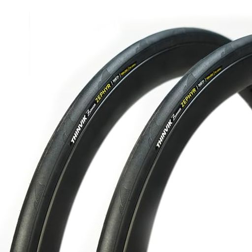 220g (700x25c) / 235g (700x28c): Thinvik ZEPHYRは軽量性や耐久性を犠牲にすることなく、低転がり抵抗と高いグリップ力の理想的なバランスを実現しています。日常のトレーニングからハードなライドまで最適です。 快適性の向上: 3層構造の120tpi高密度ケーシングが振動を吸収し、スムーズで快適な乗り心地を実現します。同じ重量のロードタイヤと比較して、より広いケーシング面積が耐久性を高めます Lizard Pattern 耐パンク性: Zarmor耐パンク層を装備し、優れた耐パンク性を提供します。都市での通勤から長距離サイクリングまで、ロードバイクの信頼性の高いアクセサリーとなります 低転がり抵抗: アップグレードされたゴムコンパウンドが転がり抵抗を低減し、サイクリング中のパワーロスを最小限に抑えます。また、その耐久性に優れた配合により、タイヤの寿命を延ばします。 優れたグリップ力: フィン状のトレッドパターンデザインが
