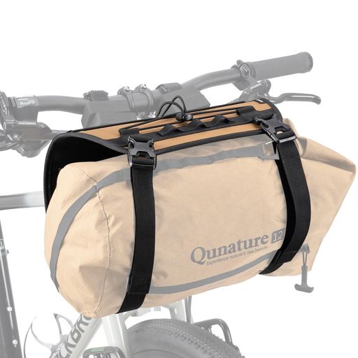 【アウトドア&amp;ツーリングに最適】ロードバイク・グラベルバイクでも使える!テントや寝袋など大きな荷物をしっかり固定できる、ハンドルバー用パッキングキャリア。フロントキャリアが付けられない自転車にも最適です。 【大容量&amp;多用途】約12L対応:横幅54cm/直径30cmまでの荷物を積載可能。テント・寝袋・防水バッグもすっきりまとめて持ち運びできます。幅広い荷物に対応:専用バッグだけでなく、市販のドライバッグ、テント、マット類も固定可能。また、トップのバンジーコードでクッションや軽量ギアも簡単に積載できます。 【軽量&amp;タフな素材】軽量で丈夫な素材:摩擦や引き裂きに強い「高密度リップストップナイロン」を採用。アウトドアでの長時間使用も安心。 【取り付け簡単&amp;安定感抜群】ハンドルバーとフレームにベルトで固定するだけ。ライド中も荷物がしっかり安定します。