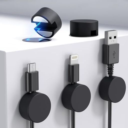 【アンダーカットデザイン】本製品はアンダーカットデザインを採用しており、取り付け位置がテーブルの側面や天井などであっても、取り付け表面が滑らかであれば、オフィス、台所、車内など様々な場所において、取り付け方向に制限なく、散らばったケーブルを簡単にまとめることができます。非常に便利で効率的なデザインです。 【優れた素材】製品には露出した強力な磁石が2つ組み込まれており、包み隠しの設計よりも強力な磁力を誇ります。これにより、ケーブルを引っ張っても安定して留めることができます。本体は高品質なシリカゲルで作られており、最大5mmまでのケーブルに対応しています。滑らかでバリがなく、収納したケーブルを簡単に引っ張ることができ、阻害感もありません。 【使用便利】ケーブルを引っ張ることができる片手につけたままの便利なデザインです。ケーブルの長さは自由に調節可能で、クリップを使ってケーブルを固定する手間がありません。(ご注意:机の側面に貼り付ける場合に、ケーブルを引っ張った際に外れる可能性があるため、卓上に貼り付けるのがお勧めです。
