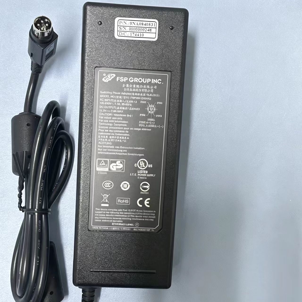 ★型番：FSP084-DIBAN2 ★定格：DC 12V / 7A 84W ★DC プラグ：4 ピン丸型コネクタ ★入力：AC 100～240V 50/60Hz ★カラー：ブラック ★多重保護回路搭載、安心してご利用可能 ★3ヶ月品質保証付き ★ご入金確認後、4～7 日程度でお届け ★ロットにより写真と若干の差異が生じる場合があります ★ご購入前に、アダプター型番・機器側の仕様、コネクタのピン配列を必ずご確認ください。適合しない場合は動作いたしません ★アダプターの分解・落下衝撃を避け、高温多湿環境でのご使用はお控えください 🔌 4 ピン丸型コネクタのピン配列について 画像をご参照のうえ、お使いの機器のピン定義と一致するか必ず事前にご確認ください。 ピンの極性が異なる場合、機器の故障を引き起こす恐れがございます。 万が一極性が合わず破損した場合、保証対象外となります。